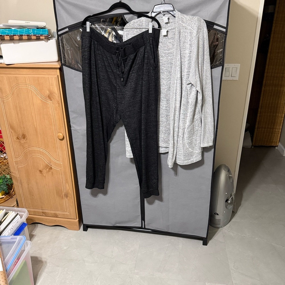 Chico's Zenergy Black and Gray Lounger Set